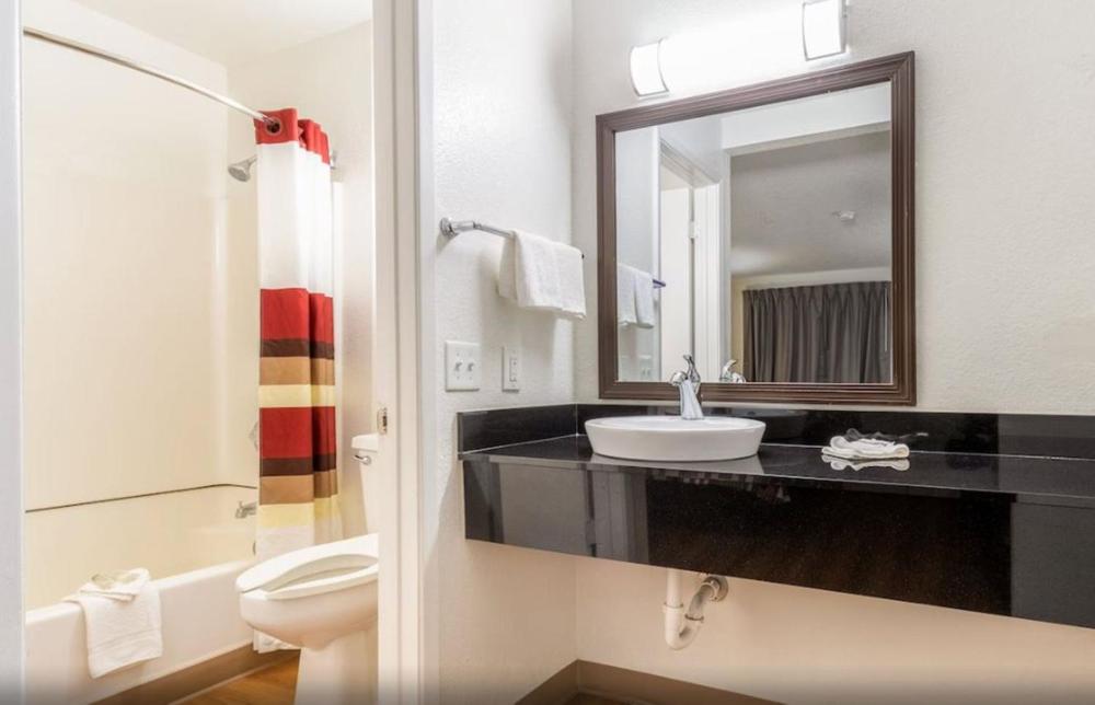 Deluxe Queen Room Non-Smoking interior